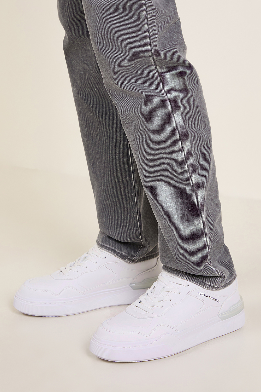 תמונת כל הלוק של נעלי סניקרס